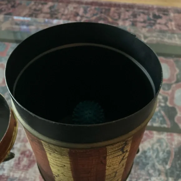 Decorative metal container - Picture 3 of 3